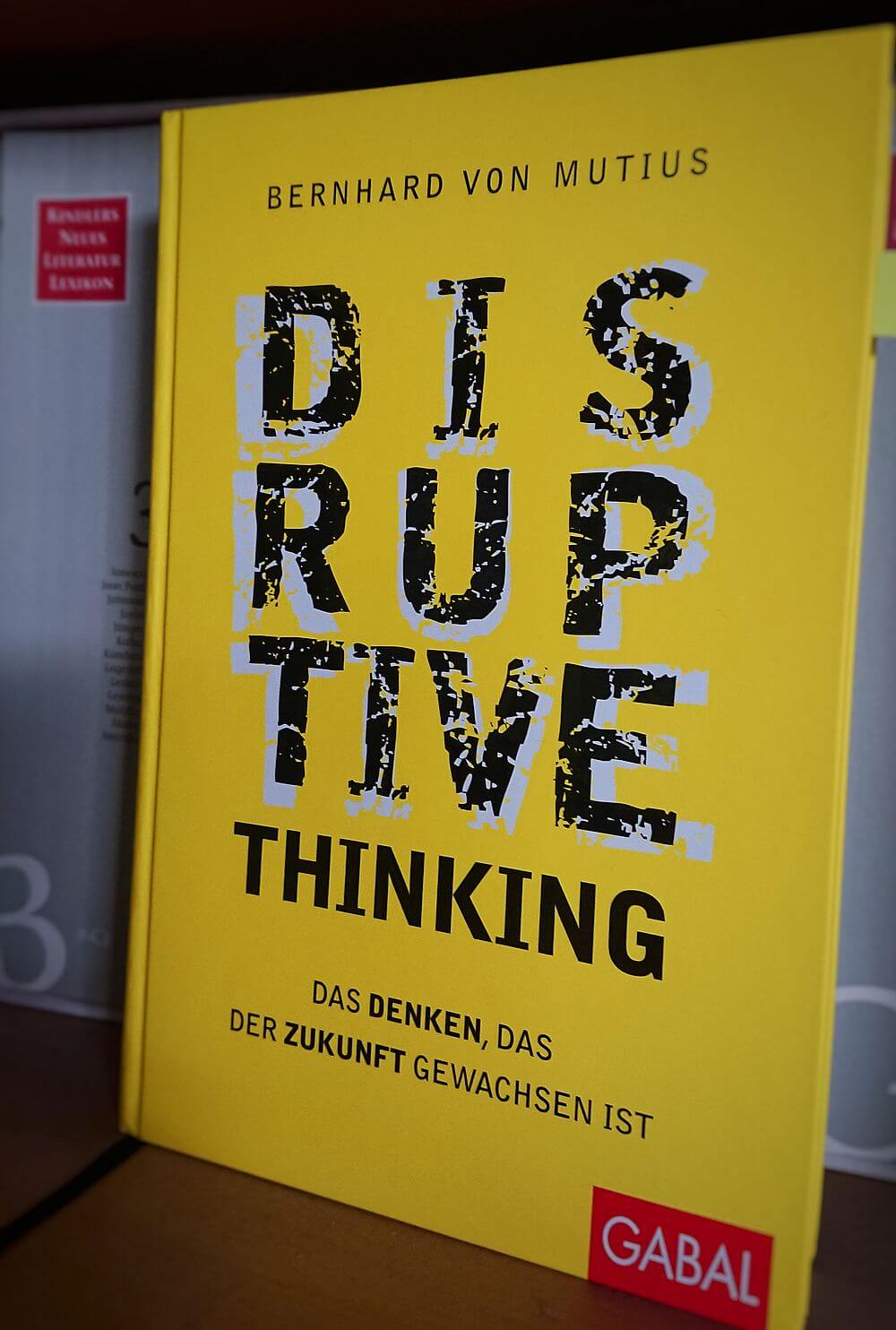 Disruptive thinking im Buchregal