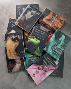 Die Buchserie Anita Blake von Laurell K. Hamilton. Deutsche Taschenbuchausgaben, erschienen bei Bastei Lübbe