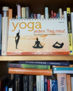 Yoga: Jeden tag neu!: Unzählige Übungseinheiten á 5-10 Minuten. Buch mit Spiralbindung, funktioniert wie ein Tischaufstellkalender