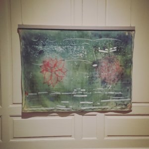 Graphische Partituren von Guillermo Galindo auf der Documenta in Kassel. lotusblüten mit Noten auf Stoff.