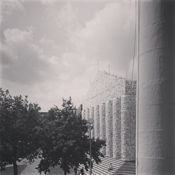 Parthenon of books - Tempel der verbotenen Bücher. Schwarz und weiß.