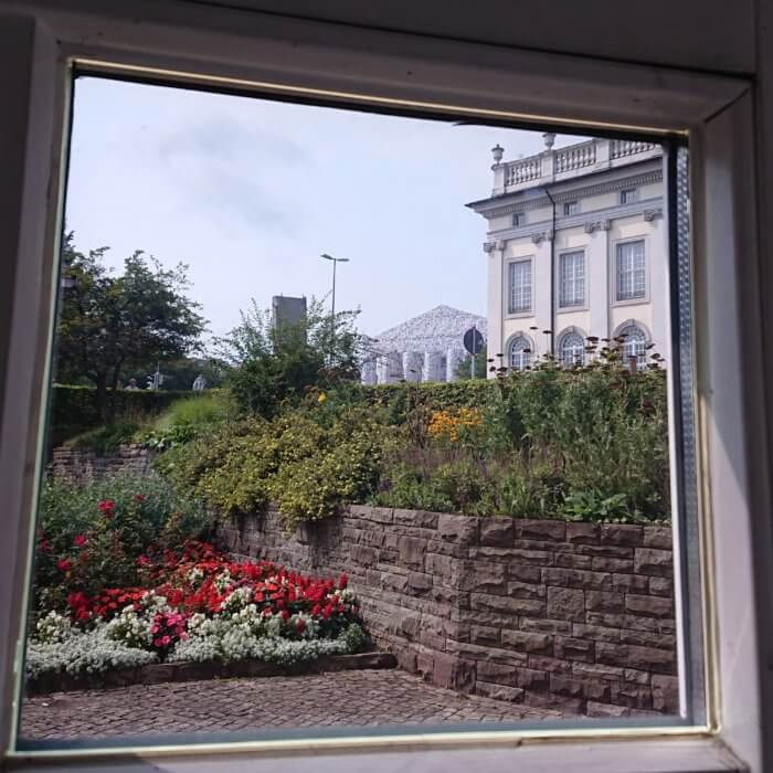 Parthenon of books - Tempel der verbotenen Bücher. Aufegnommen durch das Fenster im Naturkundemuseum Kassel.