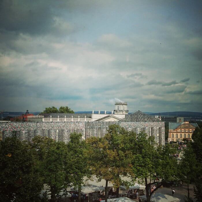 Parthenon of books - Tempel der verbotenen Bücher. Aus der Entfernung. Mit rauchendem Turm.