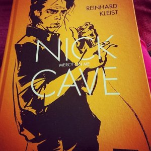 Die Graphic Novel über Nick Cave und mein Knie auf der Couch. Erotischer wird es heute nicht mehr.