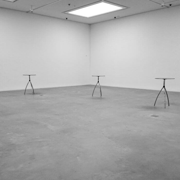 Drei Stehtische, die wie drei Grazien erwartungsvoll in einem Raum der neuen Kunsthalle Mannheim stehen