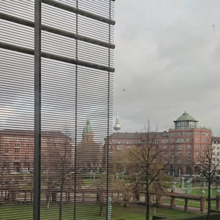 Blick aus der neuen Kunsthalle Mannheim auf die Jugendstil-Anlage am Wasserturm