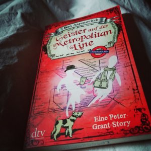 Urban Fantasy - endlich wieder ein gutes Buch von Aaronovitch: Geister auf der Metropolitan Line. Ein Kurzroman um Peter Grant.