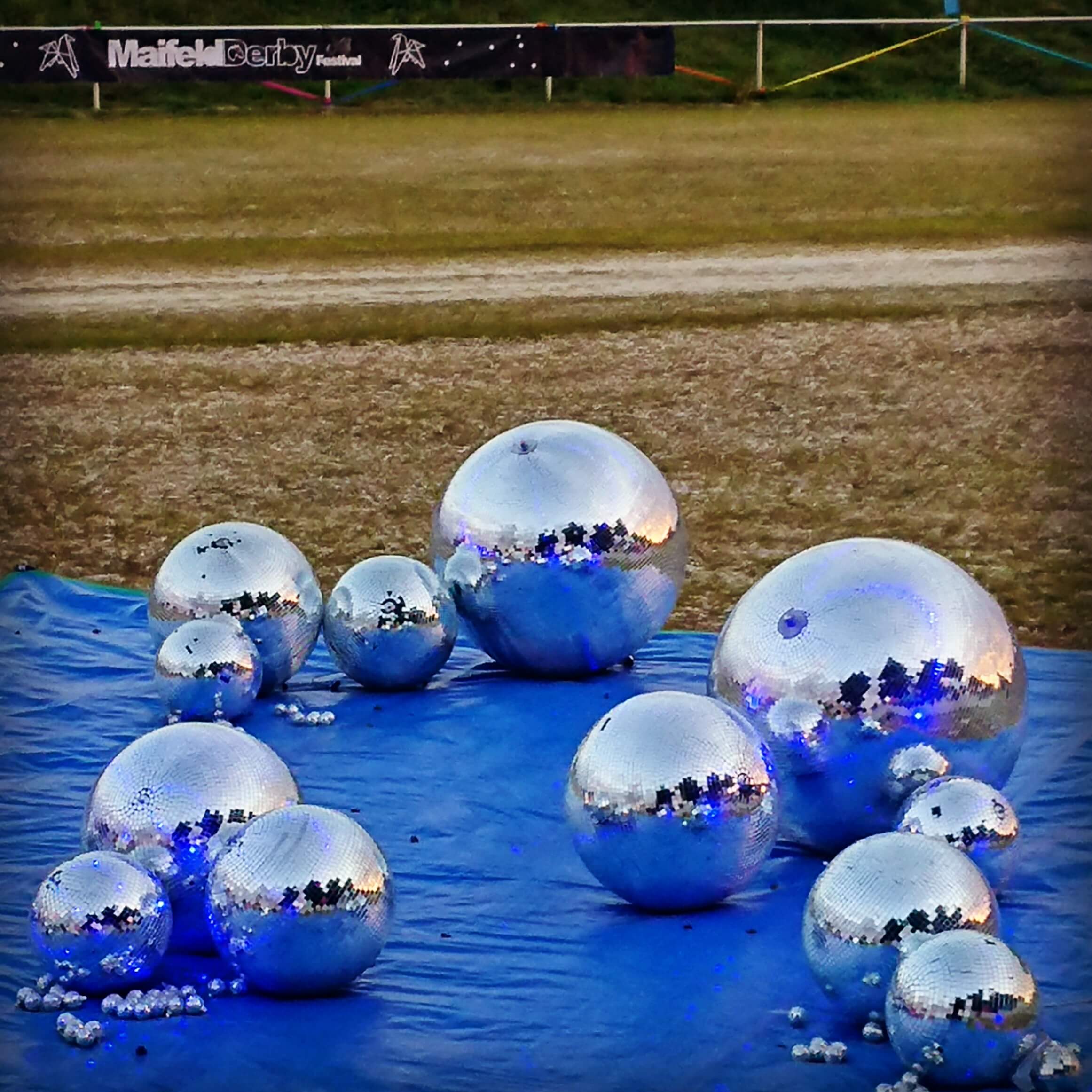 Momentaufnahme vom Maifeld Derby 2018 - die Disco-Kugeln ruhen sich aus. Ruhige Kugeln auf dem Maifeld Derby. Symbolbild für erstaunlich viel nicht-krachige Musik in 2018.