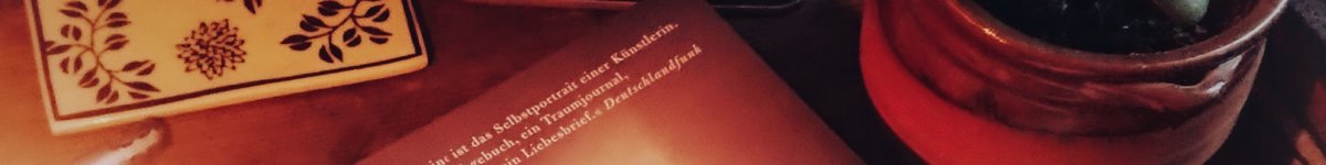 Die Taschenbuchausgabe von m-Train von Patti Smith im Kerzenlicht.