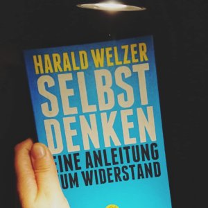 Die ersten Schritte sind ganz einfach: sich endlich wieder ernst nehmen, selbst denken, selbst handeln. Sagt Harald Welzer.