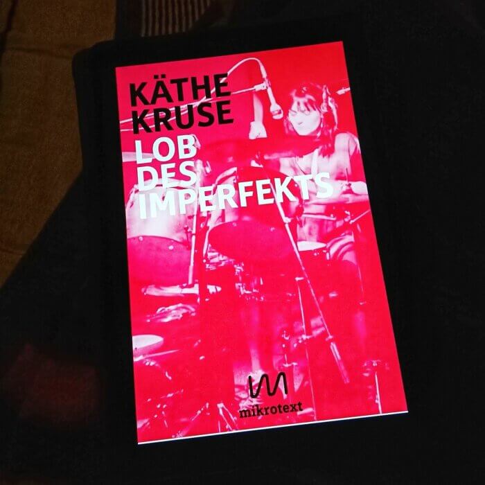 Cover des E-Books "Lob des Imperfekts" von Käthe Kruse. Darin erzählt unter anderem über die Bewegung der Genialen Dilletanten