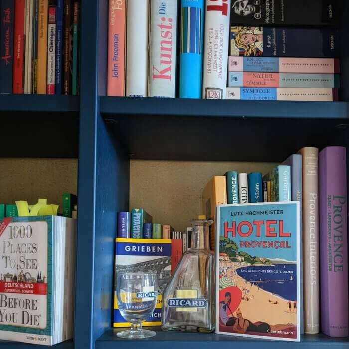 
Lutz Hachmeister: Hôtel Provençal. Eine Geschichte der Côte d'Azur. Das Buch steht im Buchregal vor weiteren Büchern zum Thema Südfrankreich.