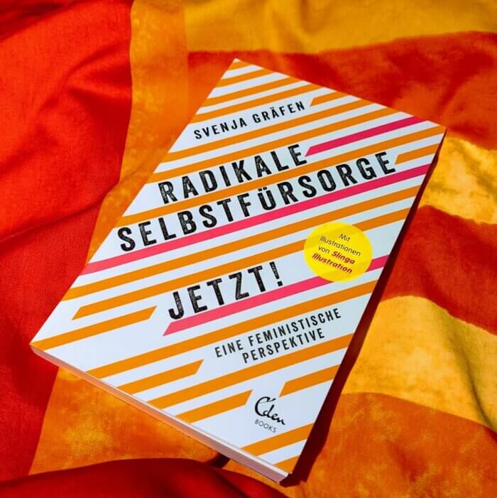 Buch auf Bettdecke: Radikale Selbstfürsorge jetzt! von Svenja Gräfen