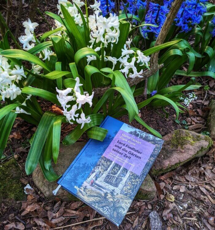 Lord Findlater und die Gärten seiner Zeit. Das Buch liegt unter Hyazinthen in einem Garten