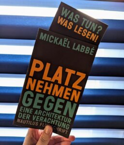 Buch zum Thema Recht auf Stadt: Mickaël Labbé
Platz nehmen
Gegen eine Architektur der Verachtung