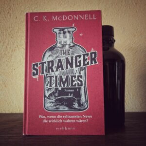 Das Buch fotografiert mit leichtem Vintage Filter. Passend zum Cover an eine Flasche gelehnt.

C. K. McDonnell

The Stranger Times
Was, wenn die seltsamsten News die wirklich wahren wären
Roman
Band 1 der Reihe "The Stranger Times"
Übersetzt von André Mumot