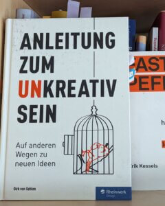 Anleitung zum Unkreativsein.
Auf anderen Wegen zu neuen Ideen. Das Buch von Dirk von Gehlen steht im Bücherregal vor dem Buch "Fast pefrekt"