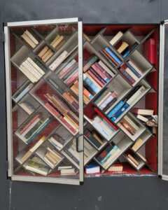 Ist das Design oder kann das weg? Öffentlicher Bücherschrank mit schräg angeordneten Regalfächern