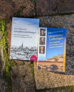 Zwei Bücher von Stefan Woltersdorff, erschienen im Conte Verlag, liegen auf bemoosten Steinplatten:
Literarisches Lothringen
Spaziergänge mit Dichtern und Denkern Europas
Grenzüberschreibungen
Literarische Spurensuche zwischen Straßburg und Kehl