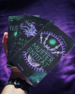 Passt in jede Hosentasche: die 3 Bände der Schattenspiele-Trilogie