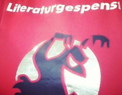 Romane - Rezensionen und Buchtipps. Bild: ein Literaturgespenst