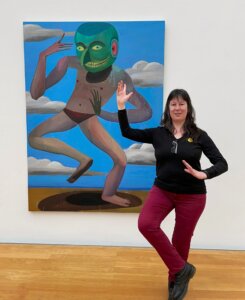 Ich habe Spaß im MDBK Leipzig: auf dem Foto versuche ich, die Pose einer Figur auf dem Gemälde hinter mir nachzuahmen. Sieht ein bisschen wie Yoga aus.