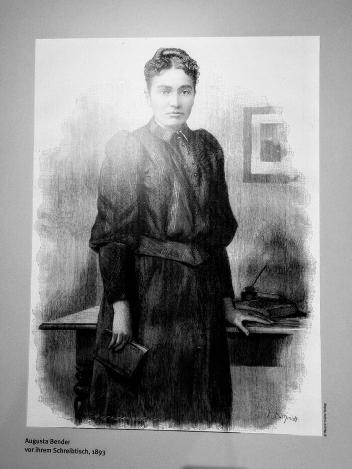 Augusta Bender am Schreibtisch
