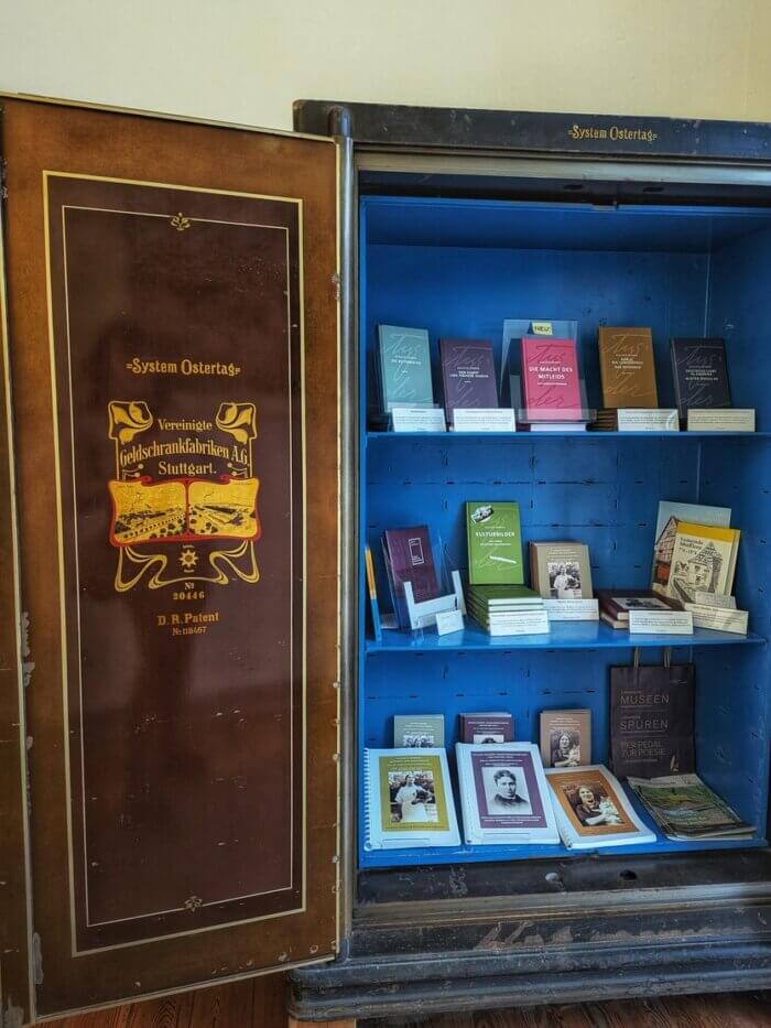 Der Tresorschrank im Literaturmuseum Augusta Bender in Schefflenz mit einer Auswahl ihrer Werke, die der Verein wieder veröffentlicht hat.
