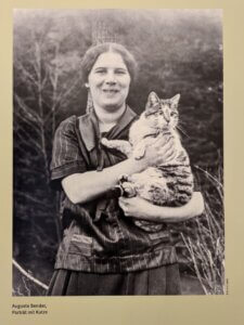 Schriftstellerin Augusta Bender aus Schefflenz mit Katze
