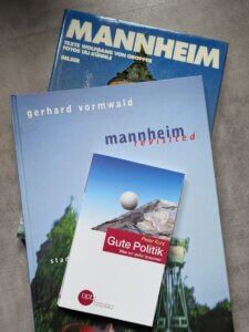 Peter Kurz - Gute Politik. Da der Autor Ex-Oberbürgermeister von Mannheim ist liegt sein Buch auf zwei Mannheim-Bildbänden