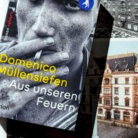 Domenico Müllensiefen - Aus usneren Feuern. Das Buch liegt auf einem vorher-nachher-Foto aus der Innenstadt von Leipzig