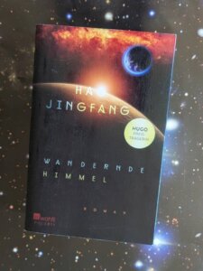Wandernde Himmel. Science Fiction von Hugo Award Gewinnerin Hao Jingfang, Das Buch liegt auf einem Weltraum-Foto
