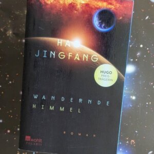 Wandernde Himmel. Science Fiction von Hugo Award Gewinnerin Hao Jingfang, Das Buch liegt auf einem Weltraum-Foto