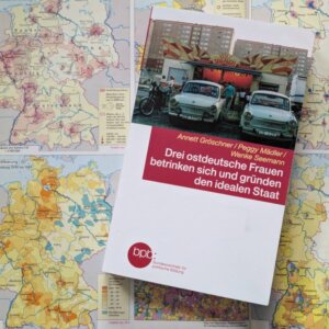 Drei ostdeutsche Frauen betrinken sich und gründen den idealen Staat
