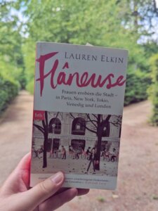 Lauren Elkin Flaneuse. Buch vor Wegen in einem Park