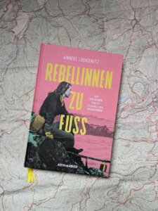 Anneke Lubkowitz: Rebellinnen zu Fuß. Auf den Spuren von 11 literarischen Wanderinnen. Das erzählende Sachbuch liegt auf einer aufgeschlagenen Wanderkarte des Pfläzerwald Vereins.