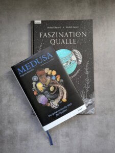 Faszination Qualle und Medusa: die beiden Bücher vor einem grauen Hintergrund